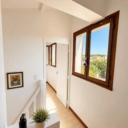 Mediterranean Walking Distance To The 2 Terraces Dom wakacyjny